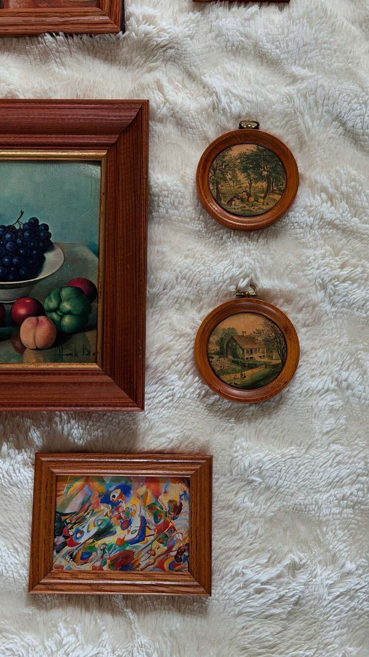 Curated gallery wall with matching oak frames contain famous artists prints - Picture 4 of 10